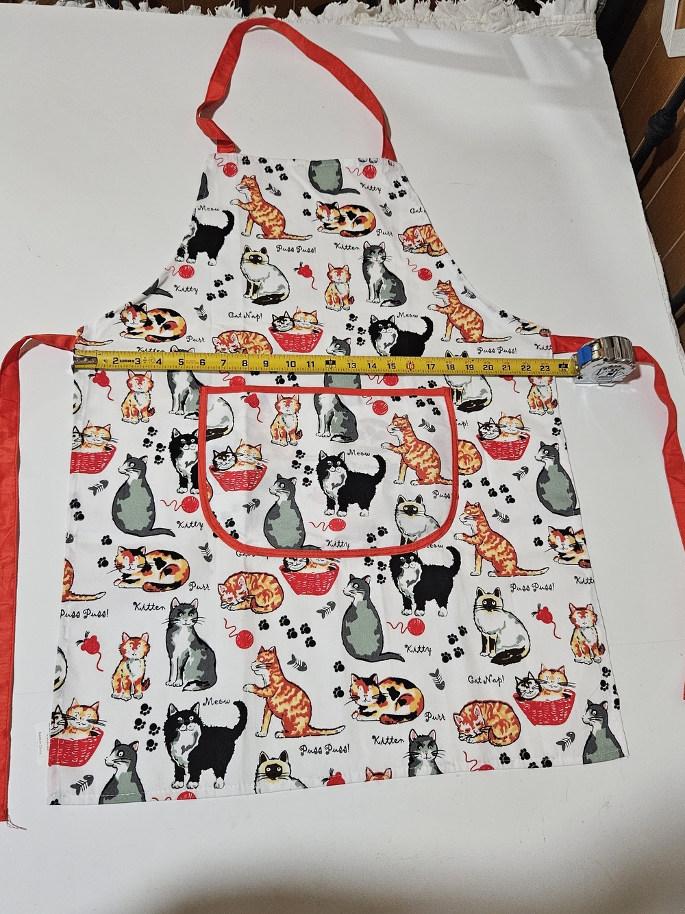 CAT LOVER Novelty Kitchen Apron Front Pocket Red Trim All Over Kitten Print - Picture 4 of 10